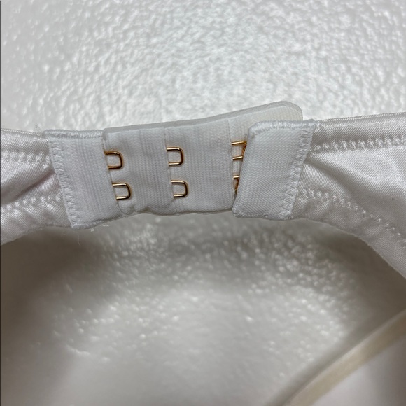Victoria's Secret Very Sexy White Push Up Bra Women Size 38DD BLEMISH - Picture 4 of 6